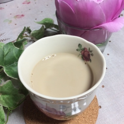 コーヒーは濃いめが好きです♡黒糖と蜂蜜に豆乳の和風カフェラテなので湯呑みで(笑)夜なので豆乳多めで頂きました〜♡